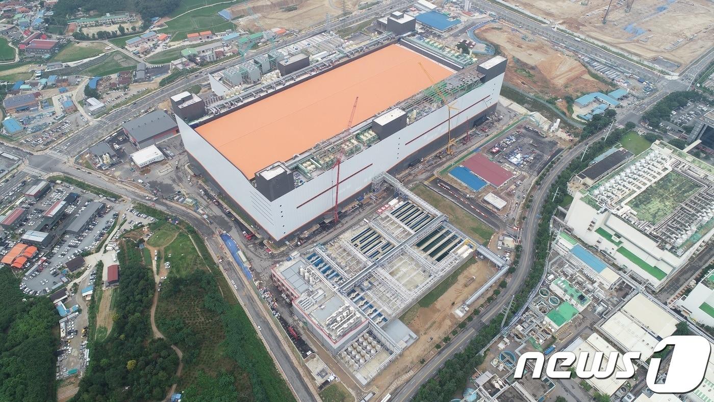 2018년 10월 준공된 SK하이닉스 충북 청주사업장의 M15 공장 전경. (SK하이닉스 제공) ⓒ News1