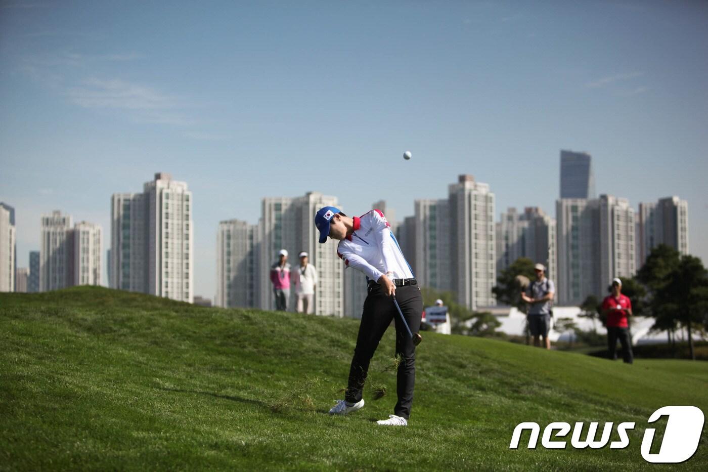 본문 이미지 - 4일 인천 연수구 송도 잭 니클라우스 골프클럽에서 '2018 UL인터내셔널 크라운' 첫날 박성현이 1번홀에서 세컨드 샷을 날리고 있다. (UL 인터내셔널 크라운 조직위원회 제공) 2018.10.3/뉴스1ⓒ News1