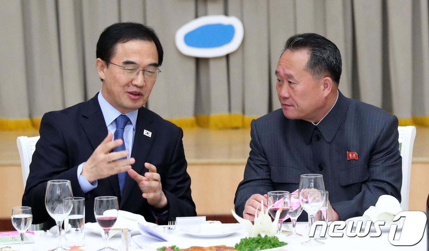 본문 이미지 - 조명균 통일부 장관과 리선권 조국평화통일위원회 위원장이 4일 오후 평양 인민문화궁정에서 열린 '10.4 선언 11주년 기념 민족통일대회' 합동만찬에서 이야기를 나누고 있다. 2018.10.4/뉴스1 ⓒ News1 사진공동취재단