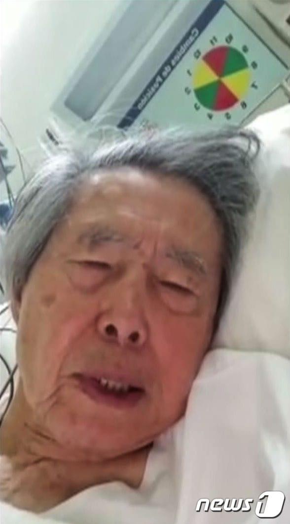본문 이미지 - 병상에서 사면 무효를 취소해달라고 호소하는 알베르토 후지모리 전 페루 대통령. ⓒ AFP=뉴스1