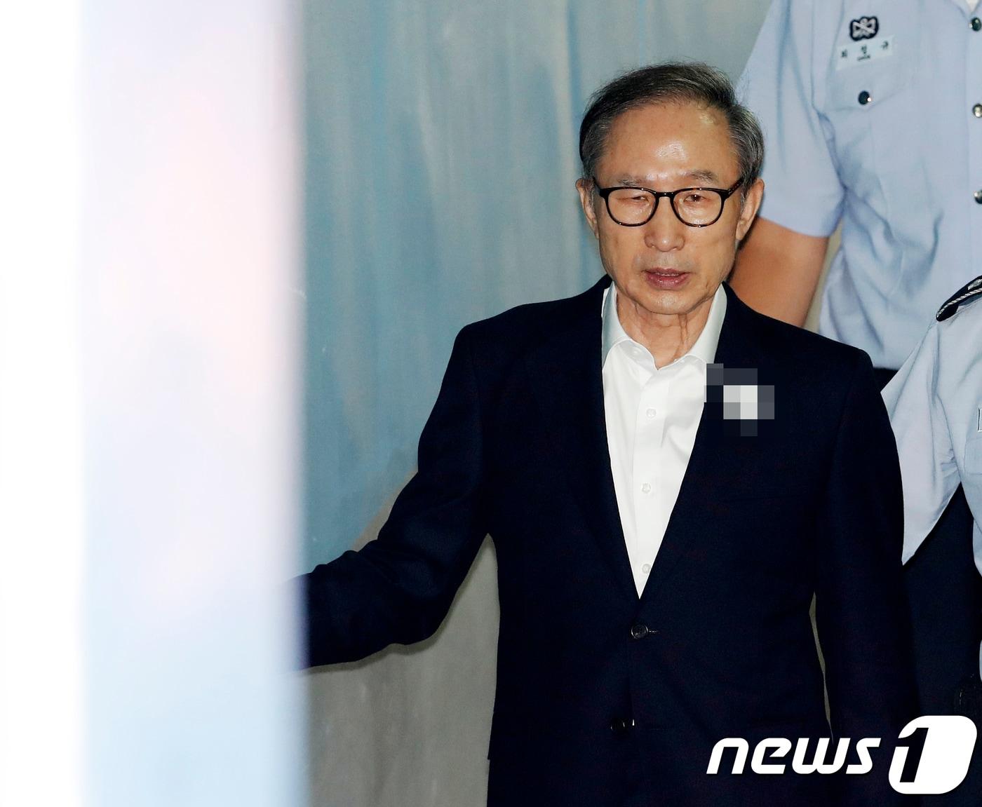 본문 이미지 - 이명박 전 대통령이 지난 8월 14일 오전 서울 서초구 서울중앙지법에서 열린 20회 공판에 출석하기 위해 법정으로 향하는 모습. (뉴스1 DB) 2018.10.5/뉴스1