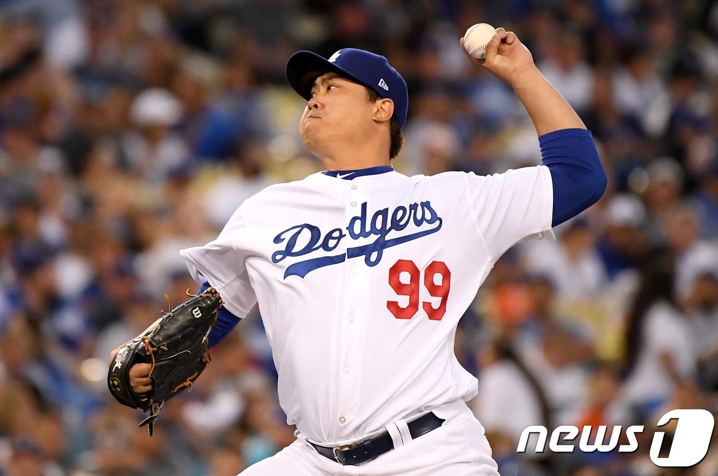 본문 이미지 - 류현진(LA 다저스)이 5일(한국시간) 미국 캘리포니아주 로스엔젤레스의 다저스타디움에서 열린 애틀랜타 브레이브스와의 2018 메이저리그 내셔널리그 디비전시리즈 1차전에 선발 등판해 투구를 하고 있다. ⓒ AFP=News1