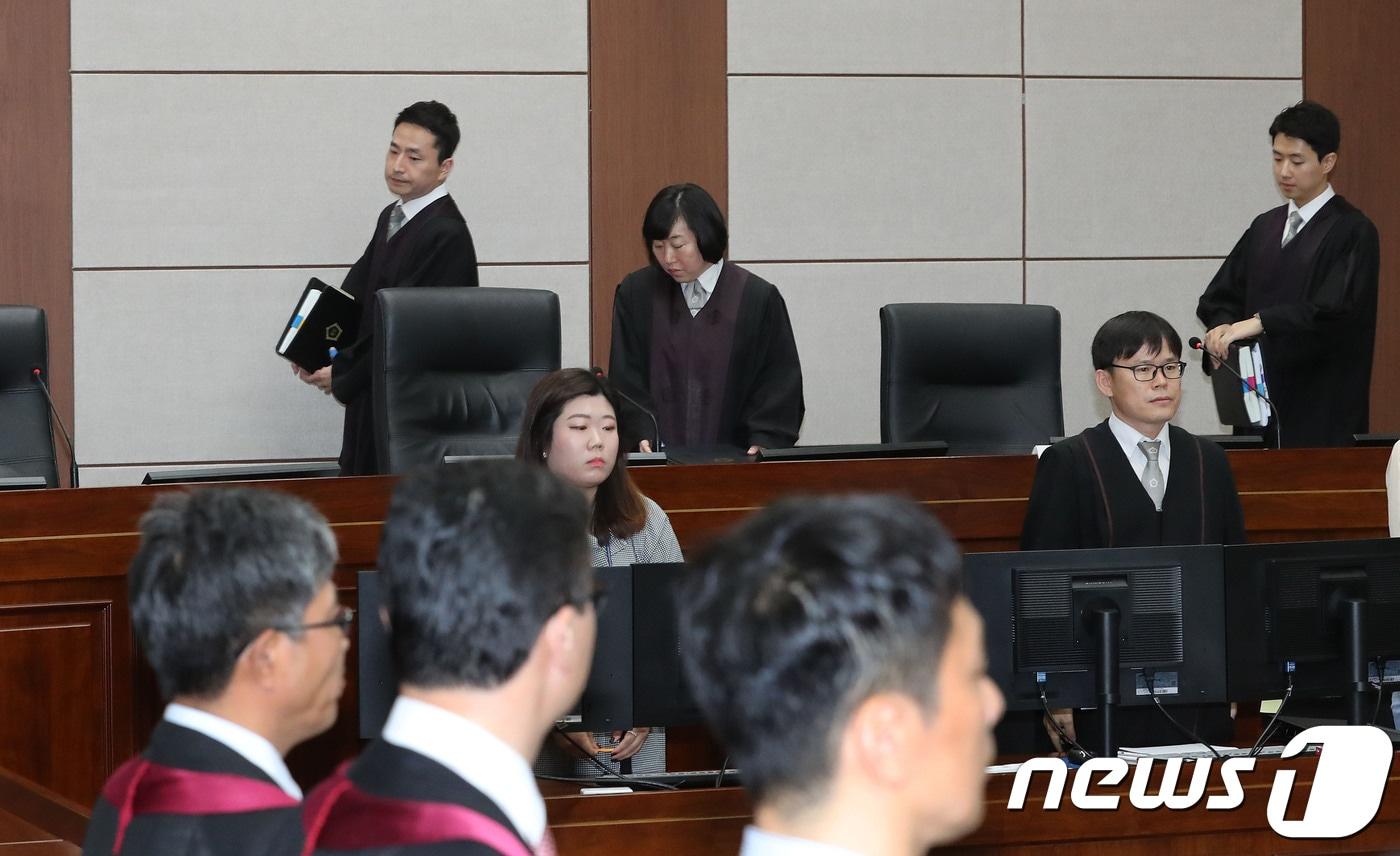 본문 이미지 - 이명박 전 대통령의 1심 선고 공판이 5일 오후 서울 서초동 서울중앙지법 417호 대법정에서 열리고 있다. 재판장인 정계선 부장판사(왼쪽 두번째)가 입장하고 있다.2018.10.5/뉴스1 ⓒ News1 사진공동취재단