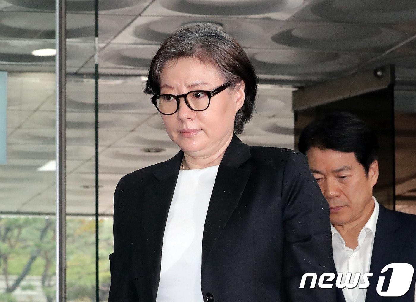 본문 이미지 - 신격호 롯데그룹 총괄회장과 사실혼 관계인 서미경씨 5일 오후 서울 서초구 서울중앙지법에서 열린 롯데 경영비리 혐의 선고 공판에 출석하고 있다. 2018.10.5/뉴스1 ⓒ News1 이재명 기자