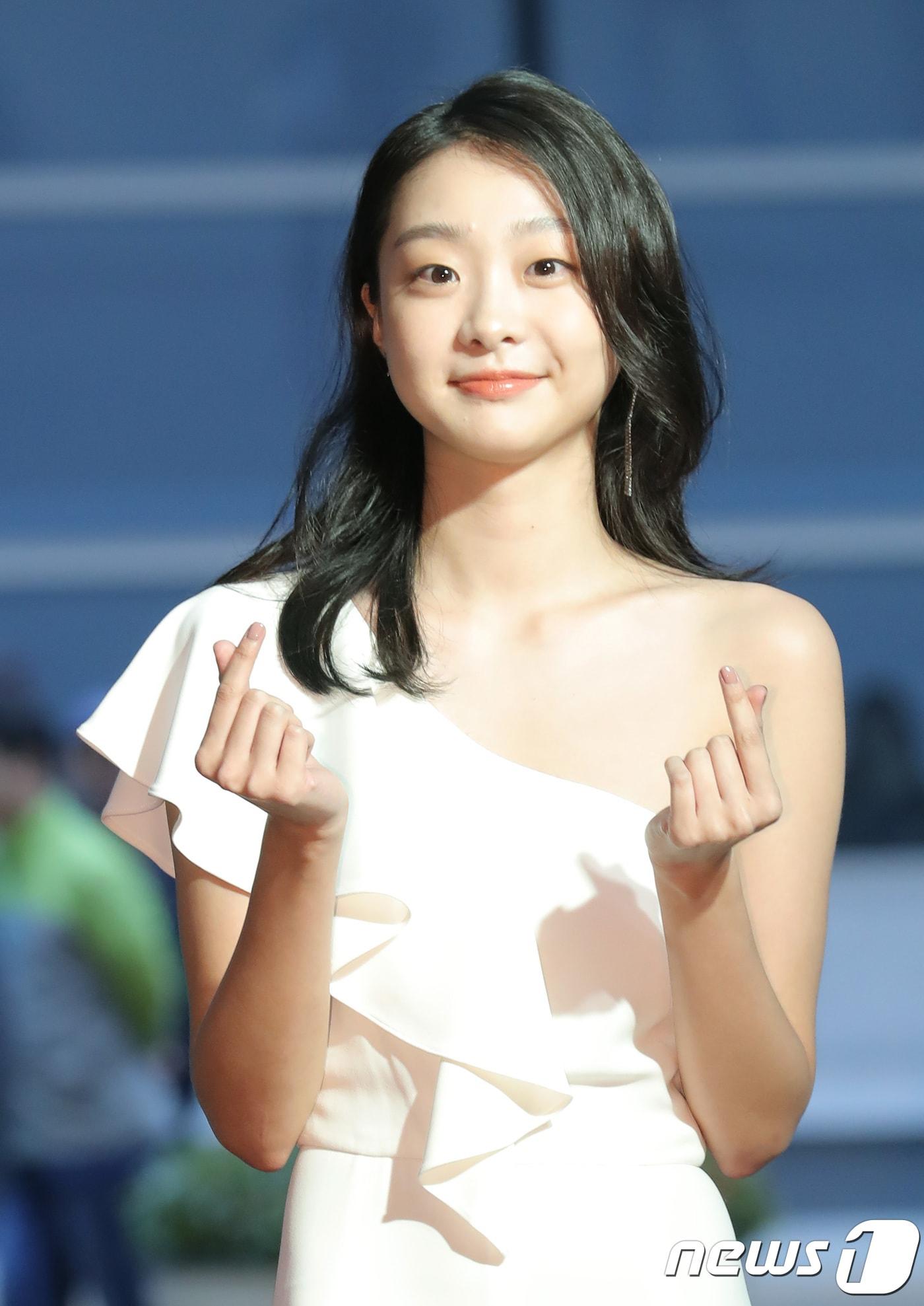 본문 이미지 - 배우 김다미가 5일 오후 부산 해운대구 우동 벡스코 오디토리움에서 열린 2018 부일영화상 시상식 레드카펫 행사에 참석해 하트를 그리고 있다. 2018.10.5/뉴스1 ⓒ News1 권현진 기자