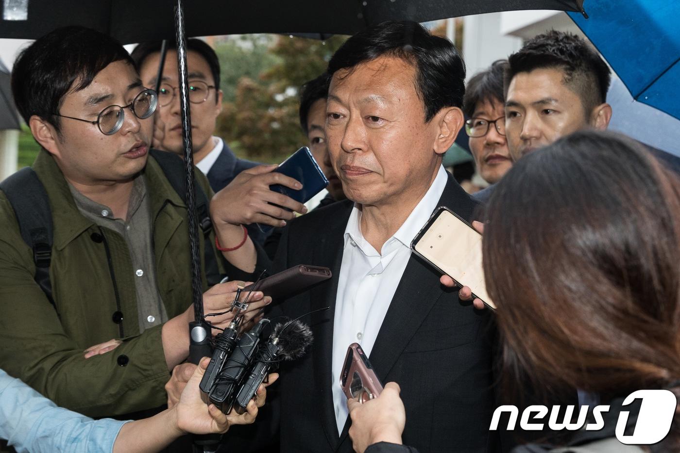 본문 이미지 - '비선실세' 최순실씨에게 70억원의 뇌물을 준 혐의로 재판에 넘겨진 신동빈 롯데그룹 회장이 5일 집행유예로 석방돼 경기 의왕시 서울구치소를 나서며 소감을 밝히고 있다. 2018.10.5/뉴스1 ⓒ News1 유승관 기자