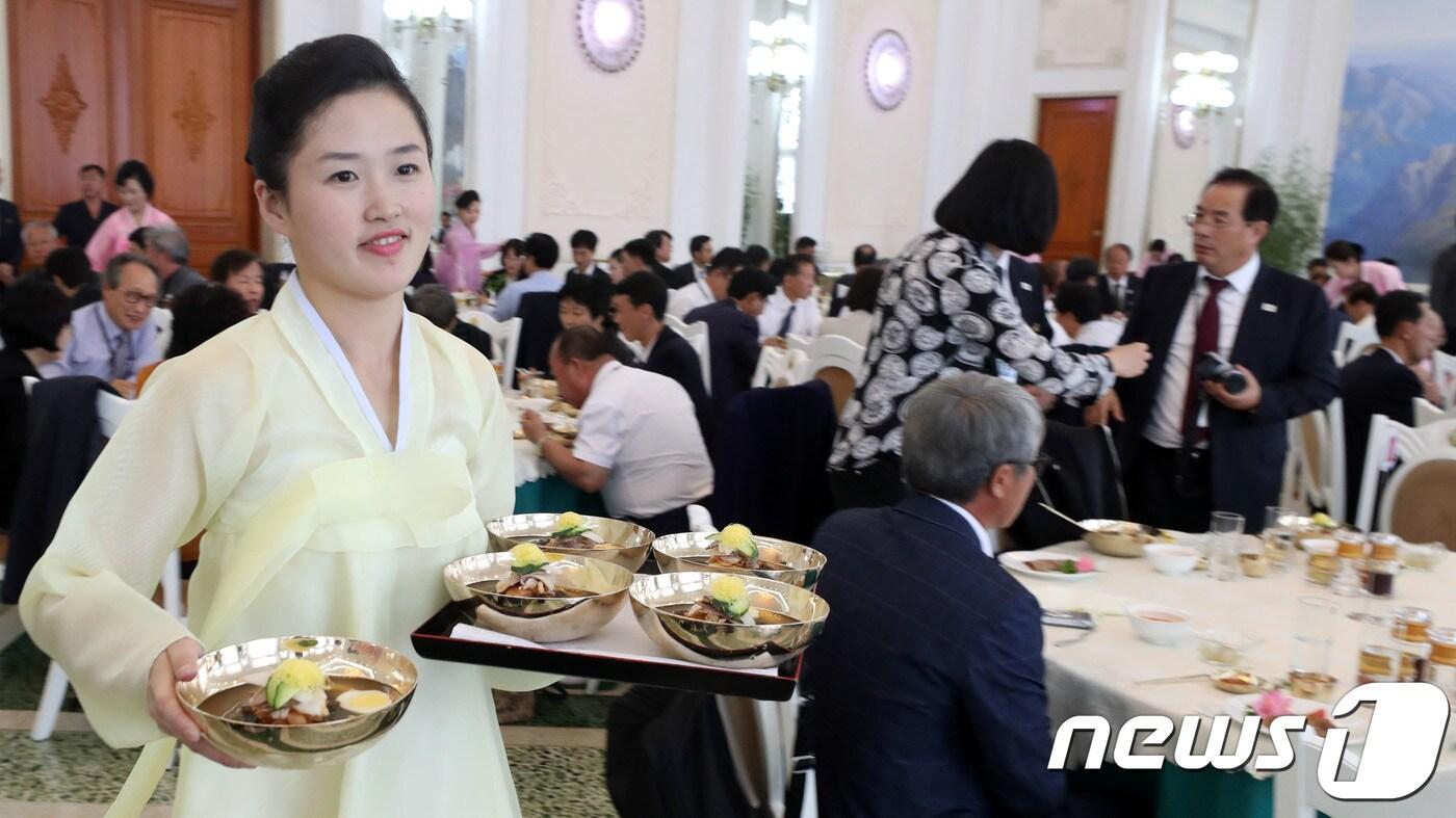 평양 옥류관에서 봉사원들이 평양냉면을 나르는 모습. 2018.10.5/뉴스1 ⓒ News1 사진공동취재단