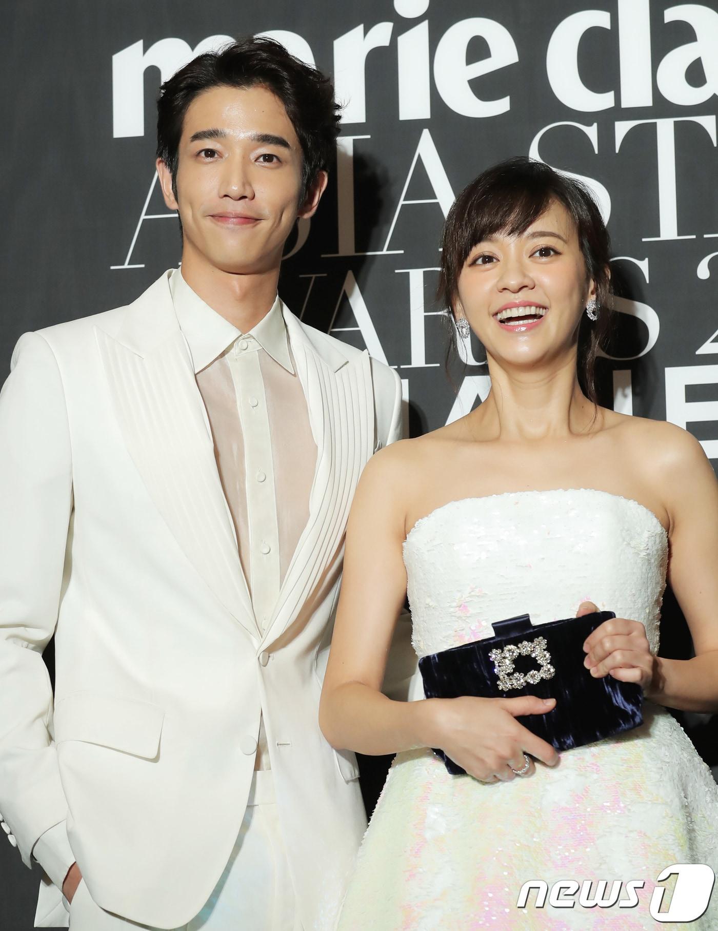 본문 이미지 - 대반 배우 류이호, 진의함(오른쪽)이 5일 부산 해운대구 해운대 그랜드 호텔에서 열린 ‘마리끌레르 아시아 스타 어워즈’ 레드카펫 행사에 참석해 미소를 짓고 있다. 2018.10.5/뉴스1 ⓒ News1 권현진 기자