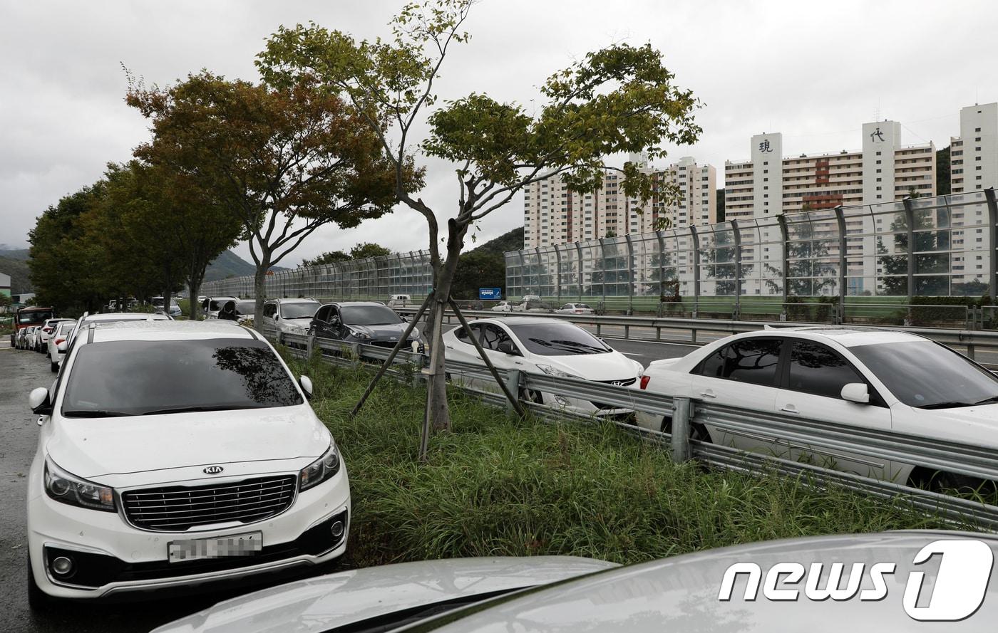 태풍 '콩레이'가 북상 당시 울산 울주군 반천현대아파트 차량들이 아파트 반대편 도로에 대피해 있다. 2018.10.6/뉴스1 ⓒ News1 조민주 기자