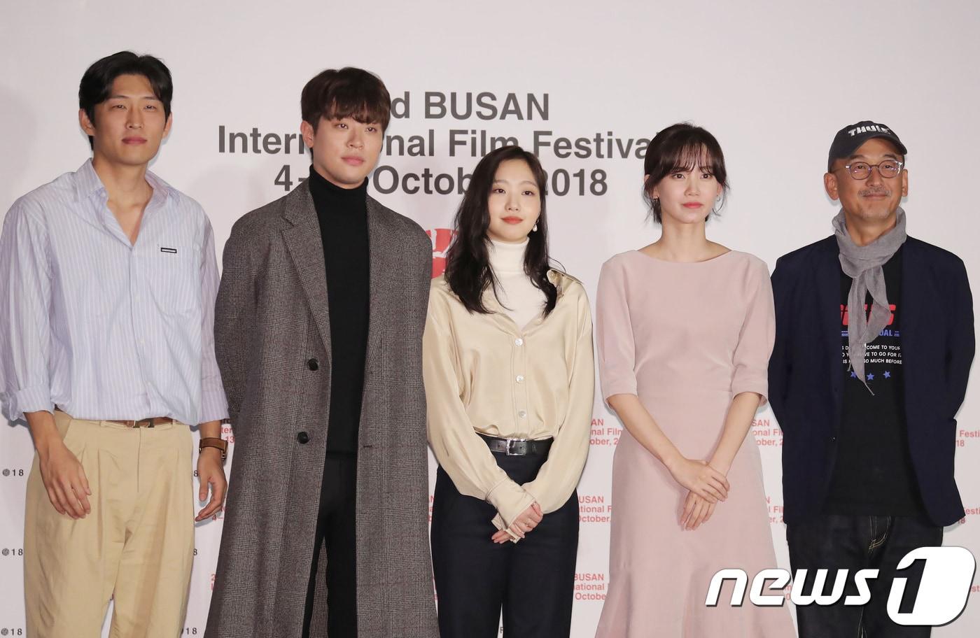 배우 고준(왼쪽부터), 박정민, 김고은, 신현빈, 이준익 감독이 6일 오후 부산 영화의전당 시네마운틴에서 열린 ‘변산' 무대인사에 참석해 팬들과 즐거운 시간을 보내고 있다. 2018.10.6/뉴스1 ⓒ News1 권현진 기자