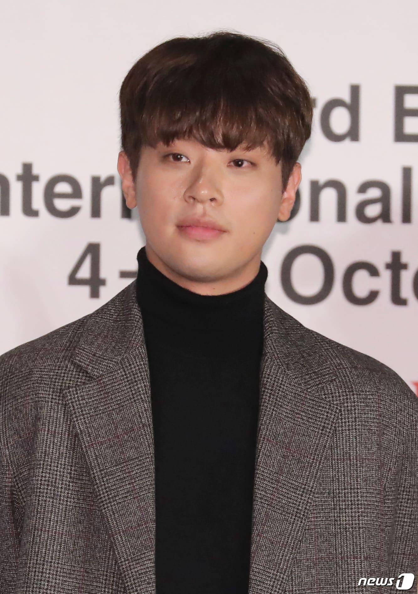 본문 이미지 - 배우 박정민이 6일 오후 부산 영화의전당 시네마운틴에서 열린 ‘변산' 무대인사에 참석해 매력을 발산하고 있다. 2018.10.6/뉴스1 ⓒ News1 권현진 기자