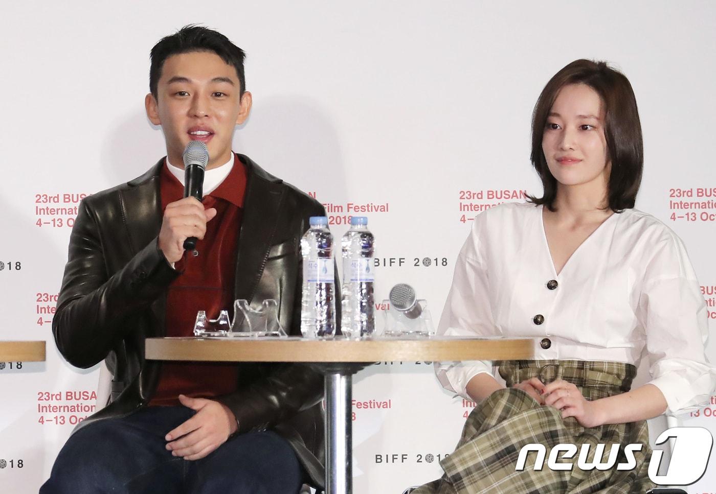 배우 유아인, 전종서(오른쪽)가 6일 오후 부산 영화의전당 시네마운틴에서 열린 ‘버닝' 오픈토크에 참석해 인사말을 하고 있다. 2018.10.6/뉴스1 ⓒ News1 권현진 기자