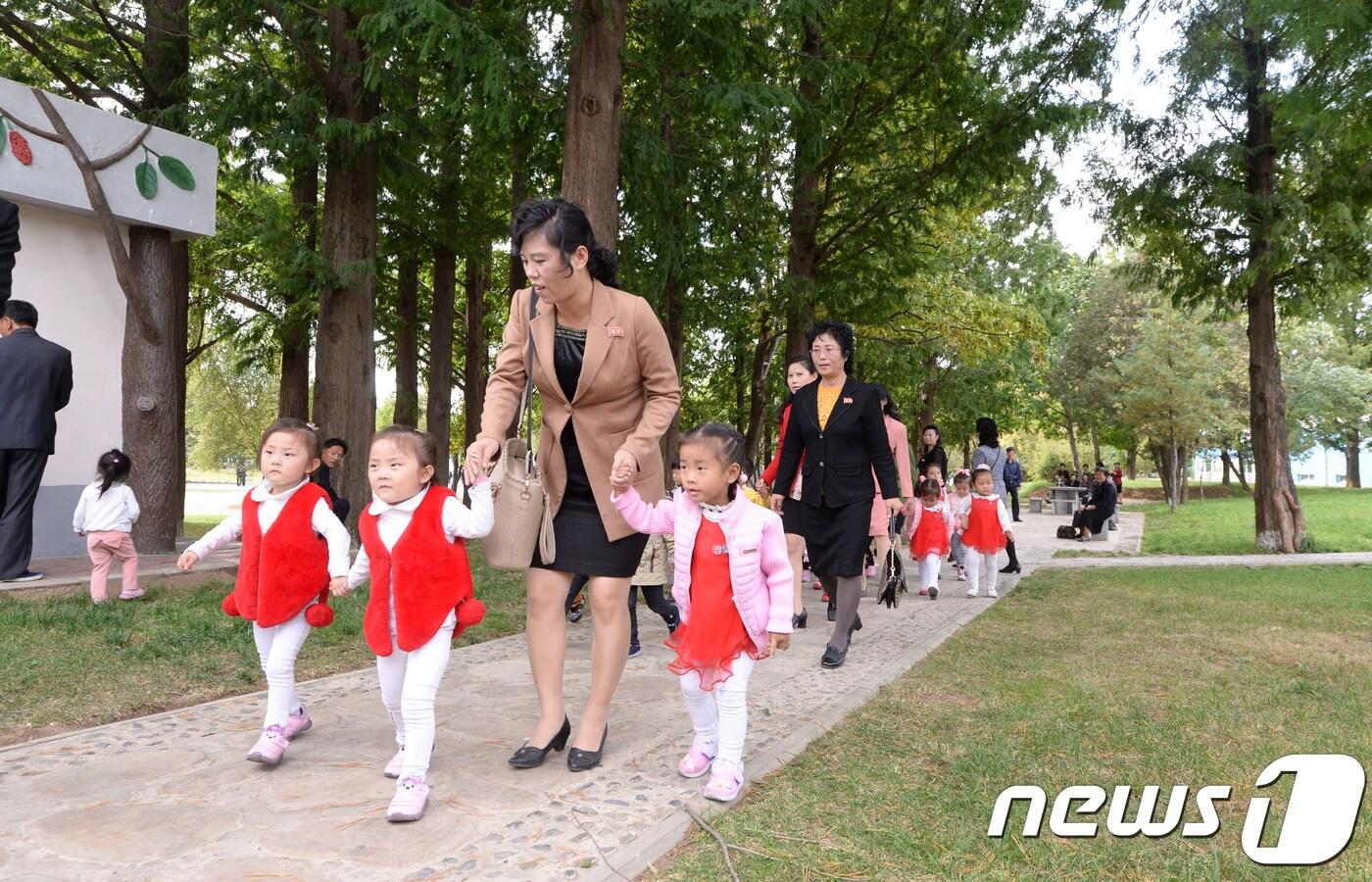 본문 이미지 - (자료사진) 북한 평양의 어린이들  2018.10.7/뉴스1 ⓒ News1 평양사진공동취재단