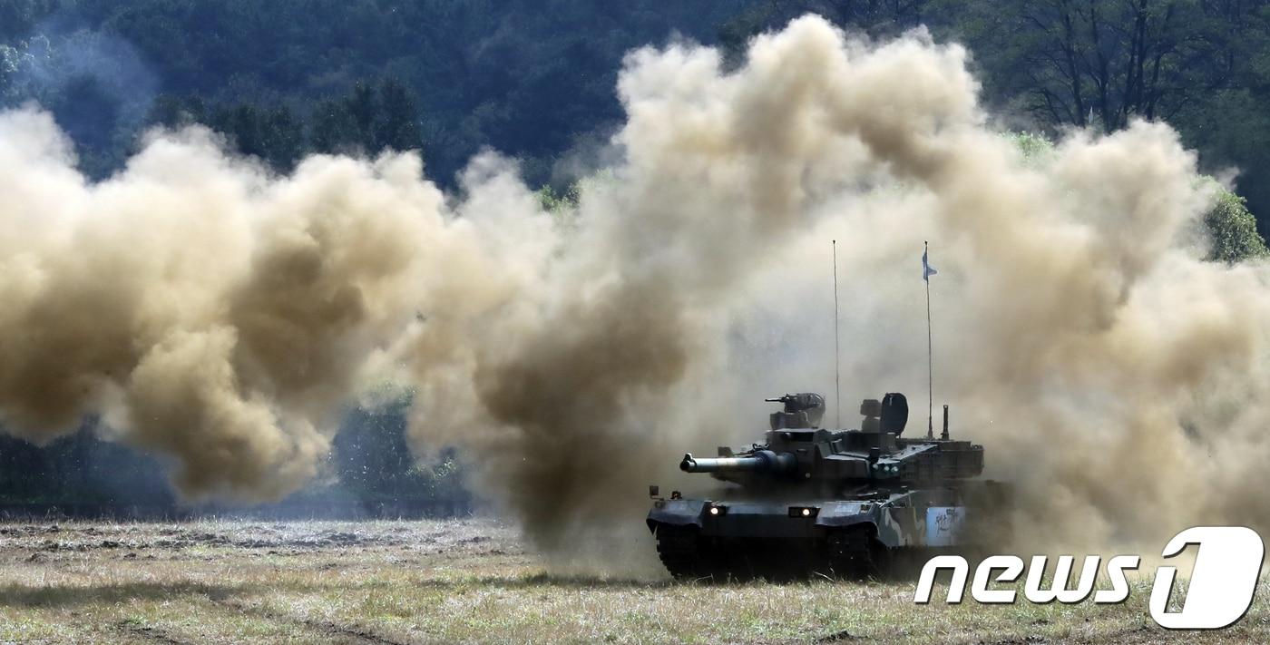 K2 전차가 기동시범을 하고 있다. 2018.10.7/뉴스1 ⓒ News1 장수영 기자