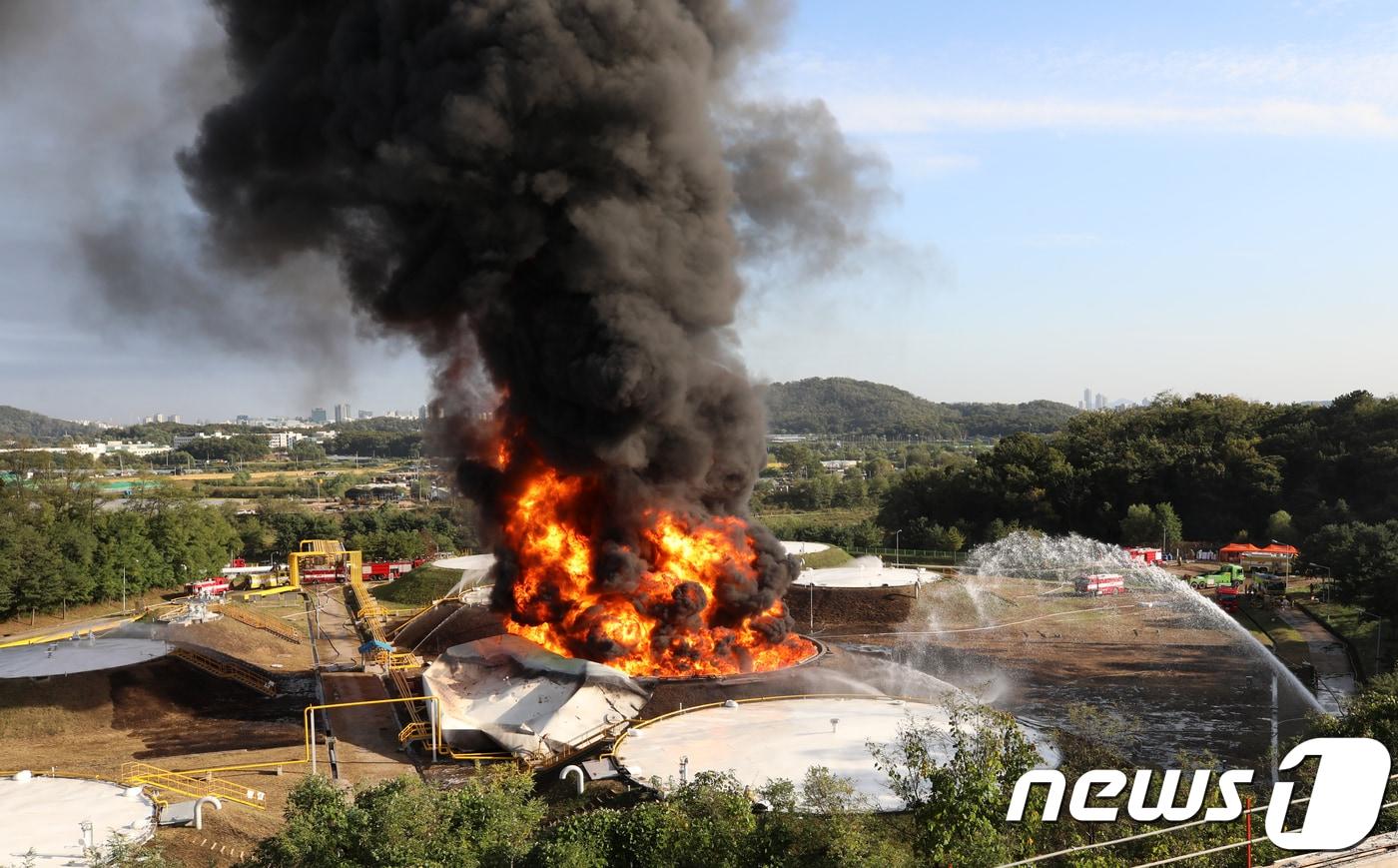 지난해 10월 7일 오후 경기도 고양시 덕양구 저유소에서 휘발유 저장탱크 폭발로 큰 불이 나 소방당국이 진화작업을 벌이고 있다. 소방당국은 현재 대응3단계를 발령하고 진화작업을 벌이고 있다. ⓒ News1