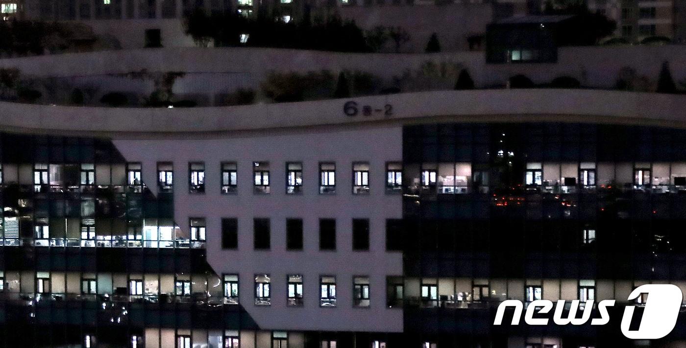 본문 이미지 - 국정감사를 사흘 앞둔 7일 정부세종청사의 불이 밝혀져 있다. 2018.10.7/뉴스1 ⓒ News1 장수영 기자