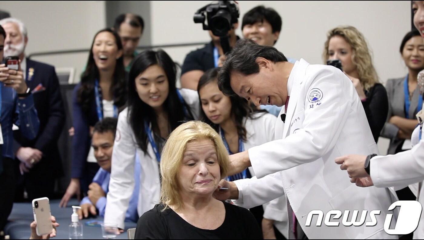 본문 이미지 - 미국 의료진을 대상으로 한방 치료법을 시연하고 있는 신준식 자생의료재단 명예이사장.ⓒ News1