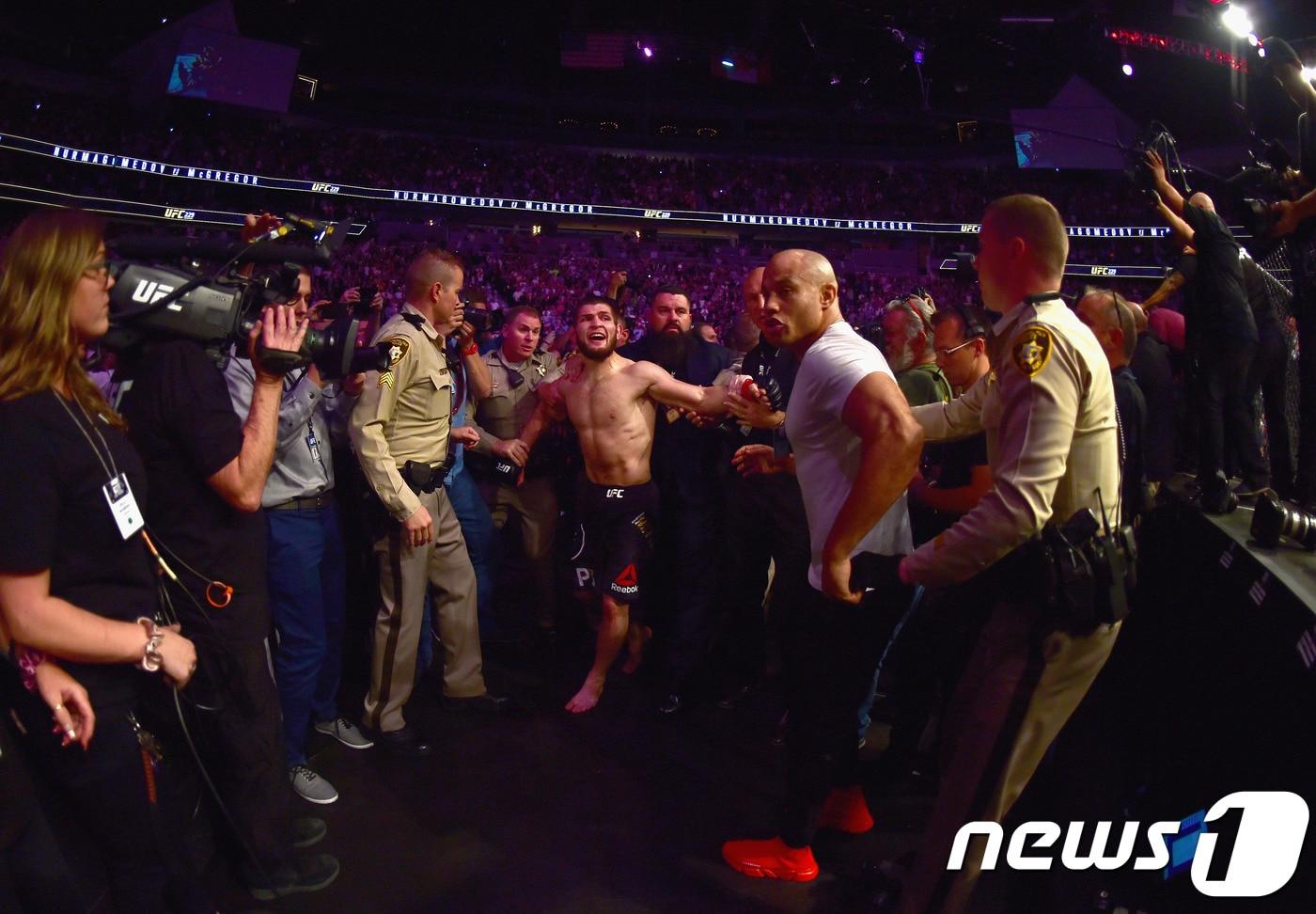 UFC의 하빕 누르마고메도프(가운데). ⓒ AFP=News1