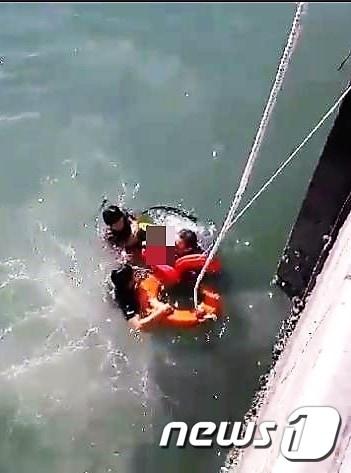 본문 이미지 - 바다에 빠진 어린이 구조.(여수해경 제공)/뉴스1 ⓒ News1
