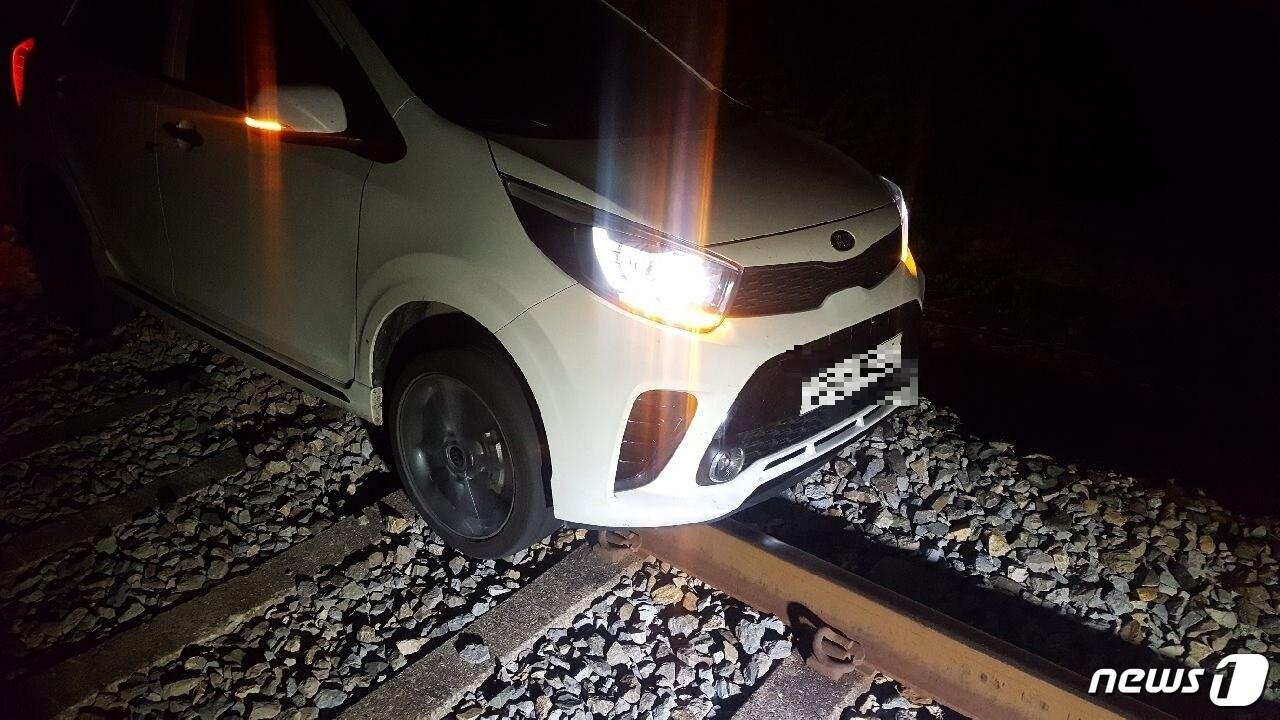 본문 이미지 - 9일 오전 전남 화순에서 무면허 상태로 곡예운전을 하다 신고를 받고 출동한 경찰의 추격을 피해 철길에 차를 두고 도주한 운전자가 경찰에 붙잡혔다. 사진은 범인이 철길 위에 세워둔 모닝.(전남지방경찰청 제공)2018.10.9/뉴스1
