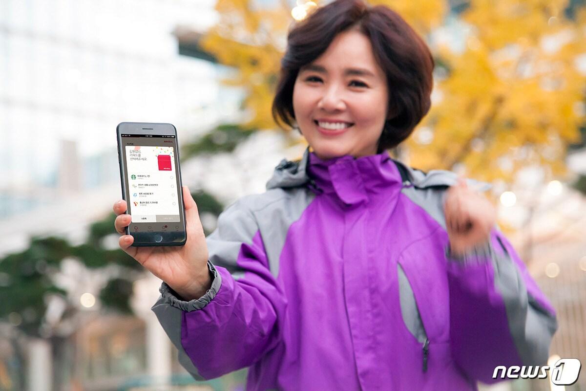 본문 이미지 -  &#39;T건강걷기 X AIA 바이탈리티&#39; 서비스를 이용하는 가입자. &#40;SK텔레콤 제공&#41; ⓒ News1