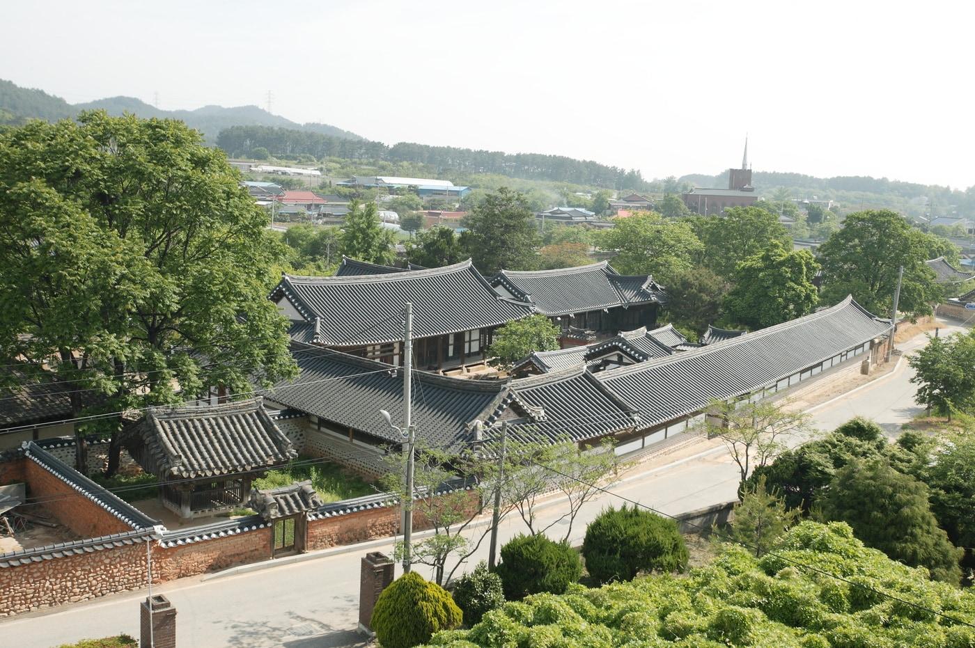 본문 이미지 - 익산 김병순 고택 전경.(문화재청 제공)