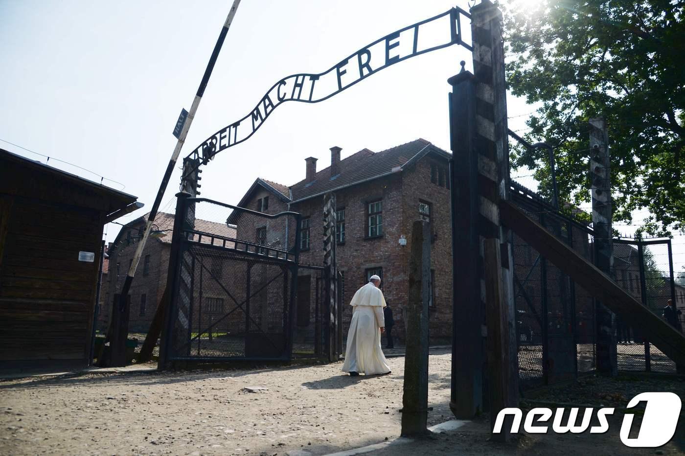 아우슈비츠-비르케나우 강제수용소 입구를 지나가는 프란치스코 교황. (자료사진) ⓒ AFP=뉴스1