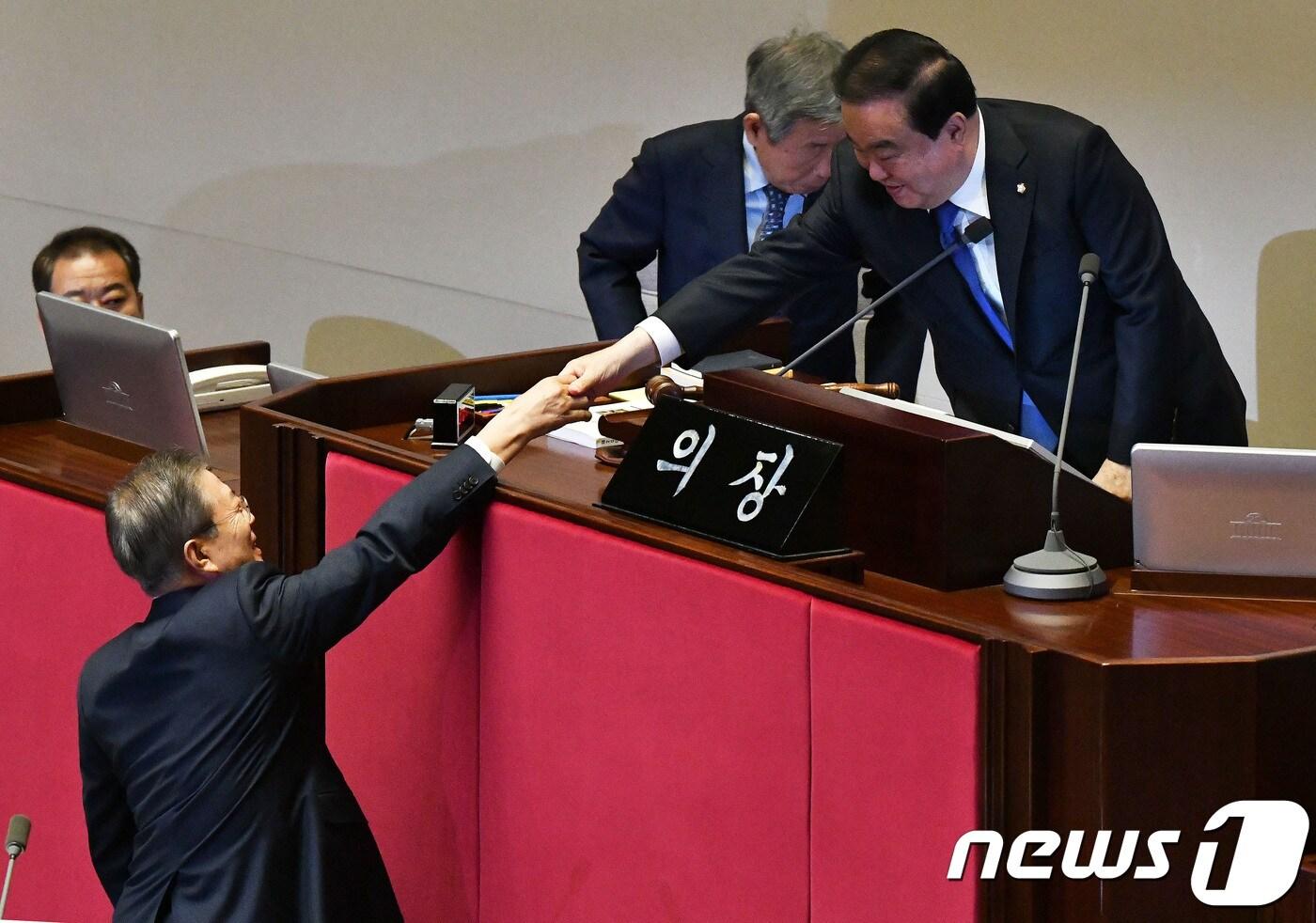 본문 이미지 - 문재인 대통령이 1일 서울 여의도 국회 본회의장에서 내년도 예산안에 대한 시정연설 후 문희상 국회의장과 악수를 하고 있다.2018.11.1/뉴스1 ⓒ News1 국회사진취재단