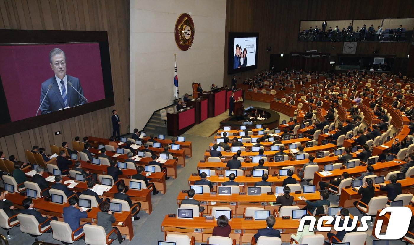 본문 이미지 - 문재인 대통령이 1일 오전 서울 여의도 국회 본회의장에서 2019년도 예산안에 대한 시정연설을 하고 있다. 2018.11.1/뉴스1 ⓒ News1 국회사진취재단