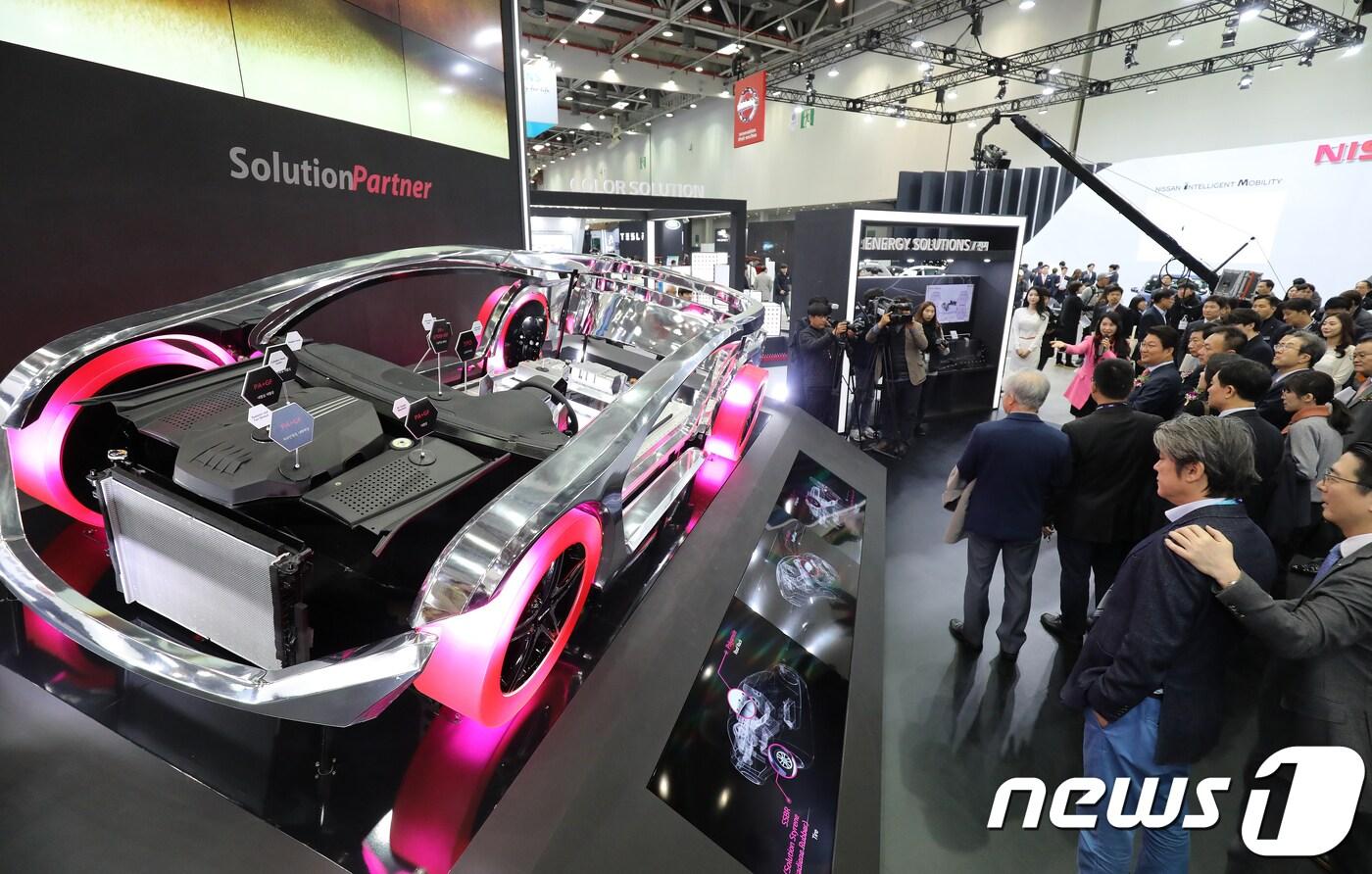 지난해 11월1일 대구 엑스코에서 개막한 ‘대구국제미래자동차엑스포(DIFA 2018)’ 현장을 찾은 관람객들이 LG화학이 선보이는 미래형자동차 모형을 살펴보는 모습. 2018.11.1/뉴스1 DB ⓒ News1 공정식 기자