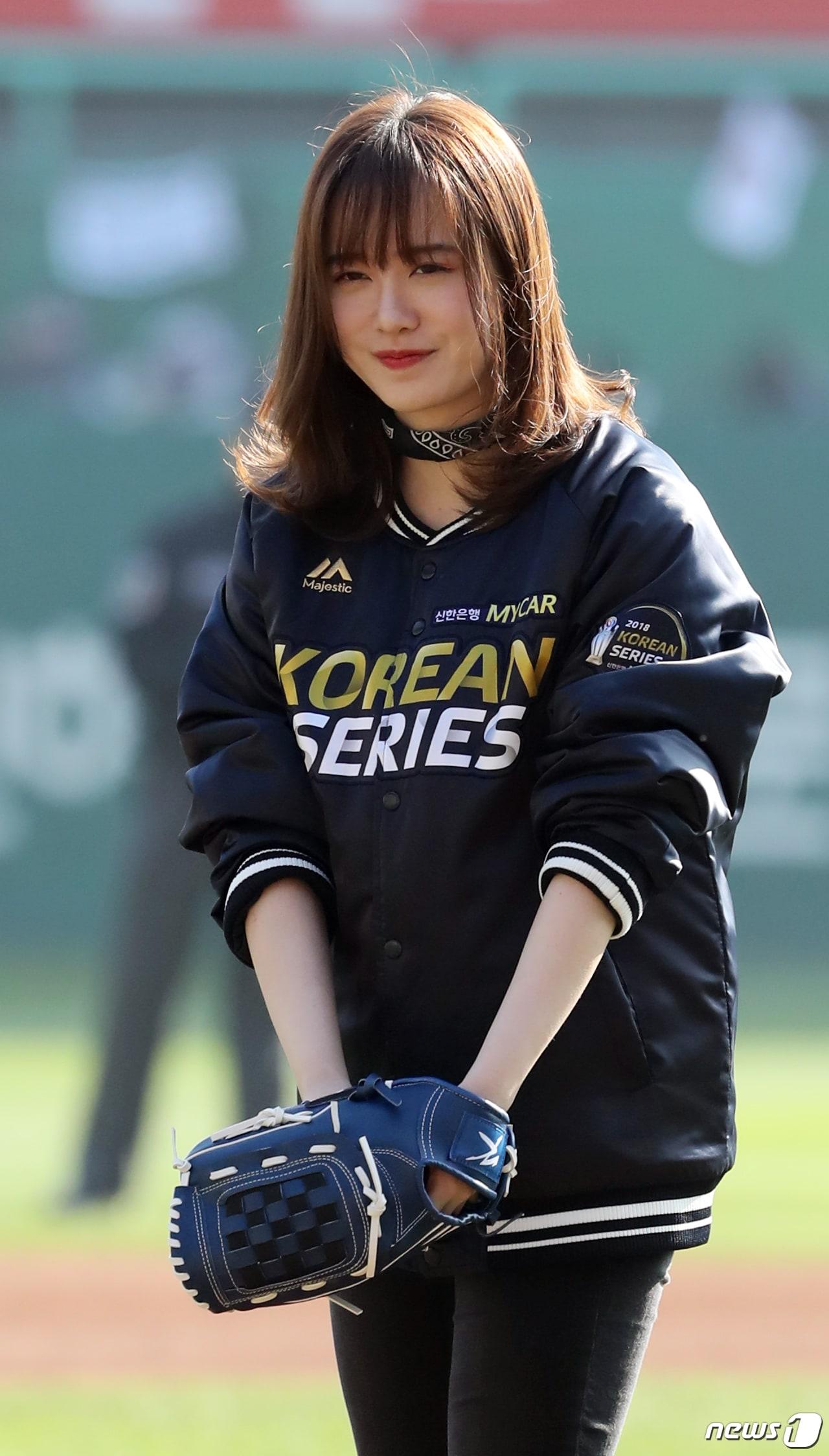 본문 이미지 - 배우 구혜선이 10일 오후 인천 미추홀구 SK행복드림구장에서 열린 2018 프로야구 신한은행 마이카 KBO 한국시리즈 5차전 두산 베어스와 SK 와이번스의 경기에서 시구를 하고 있다. 2018.11.10/뉴스1 ⓒ News1 황기선 기자
