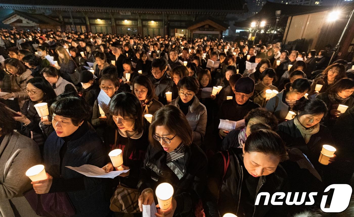 본문 이미지 - 2019학년도 대학수학능력시험을 닷새 앞둔 10일 서울 강남구 봉은사에서 열린 촛불기원법회에 참석한 불자들이 촛불을 들고 수험생들의 학업 성취를 기원하고 있다. 2018.11.10/뉴스1 ⓒ News1 유승관 기자