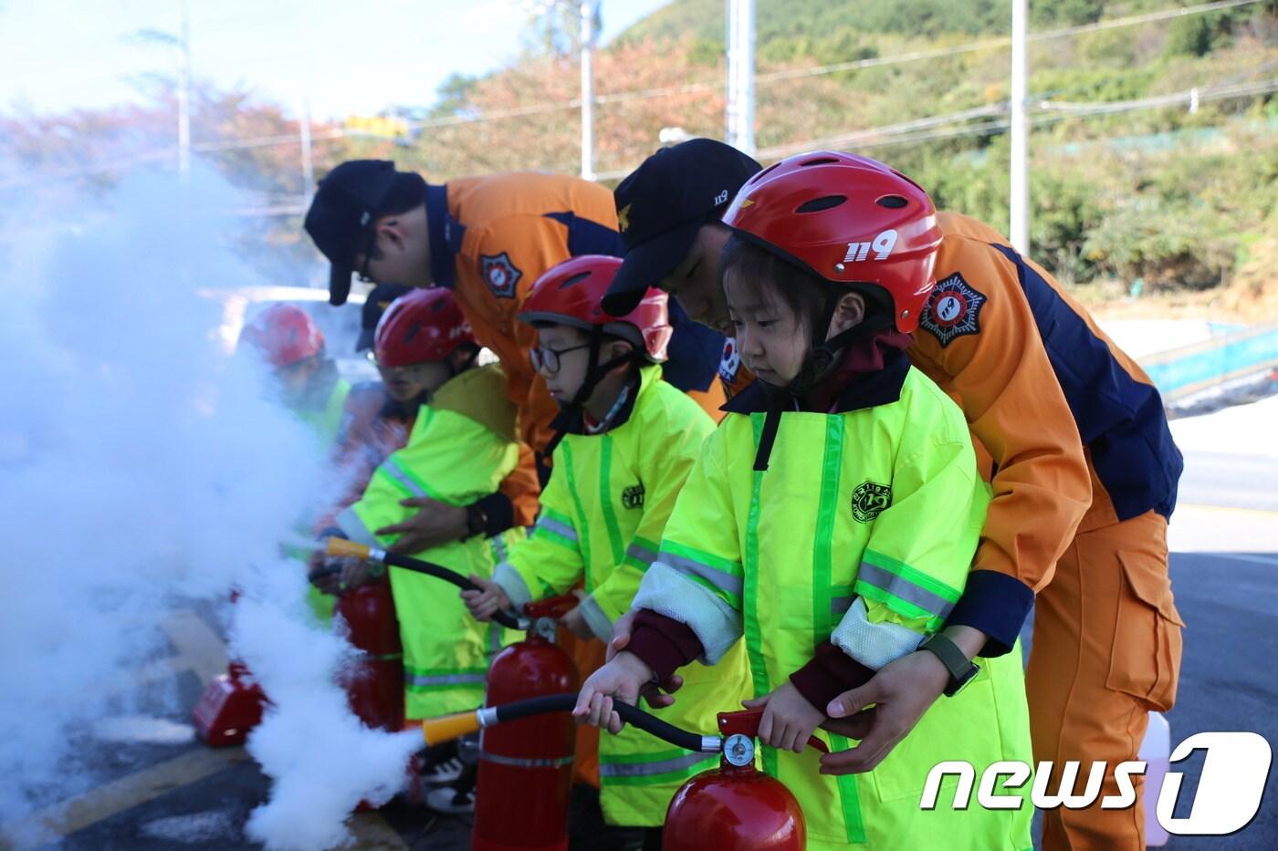 본문 이미지 - 경상남도가 이달부터 내년 2월까지 4개월간 ‘겨울철 소방안전대책’을 추진한다. 사진은 경남소방본부가 아이들을 대상으로 실시한 소화기체험 모습.(경남도제공)2018.11.11/뉴스1ⓒ News1