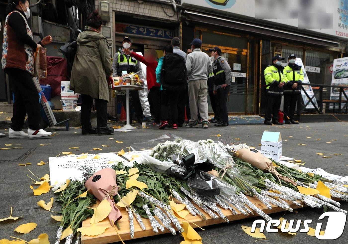 본문 이미지 - 서울 종로구 관수동 국일고시원 입주자들의 가족들이 짐을 찾기위해 지난 9일 화재 이후 통제되었던 고시원으로 들어가고 있다. 이 고시원에서는 지난 9일 오전 3층에서 불이 나 7명이 숨지고 11명이 다쳤다. 2018.11.11 ⓒ 뉴스1 신웅수 기자