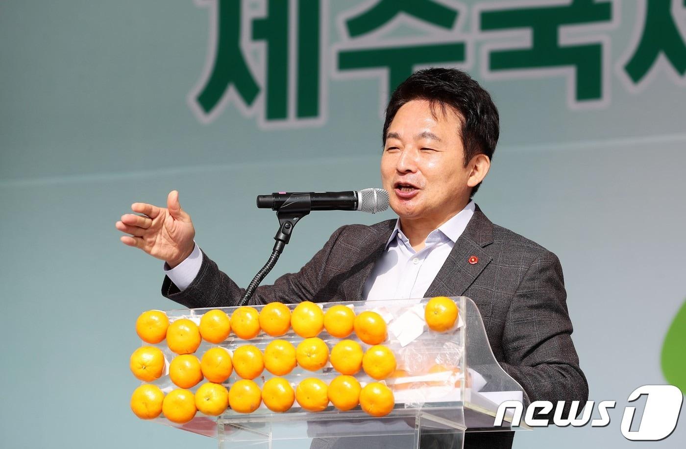 본문 이미지 - 원희룡 제주도지사가 11일 오전 서귀포농업기술센터에서 열린 '제23회 농업인의 날 제주도 기념대회'에서 격려사를 하고 있다. (제주도 제공) 2018.11.11/뉴스1 ⓒ News1