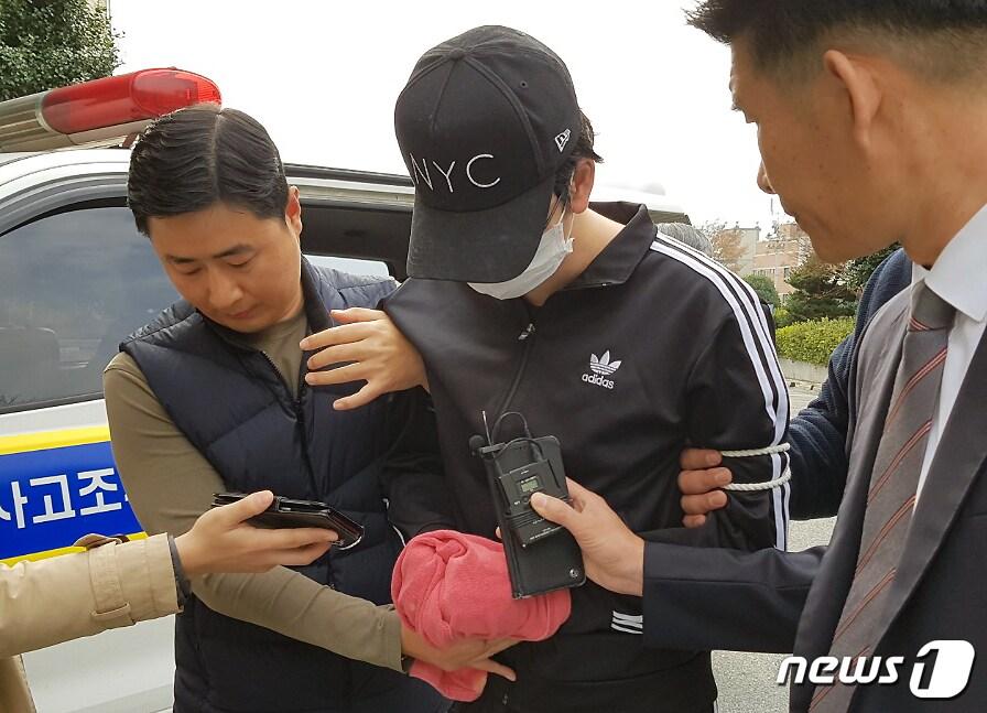 본문 이미지 - 지난해 11월 박씨가 영장실질심사를 위해 법원으로 들어가는 모습 ⓒ News1 DB