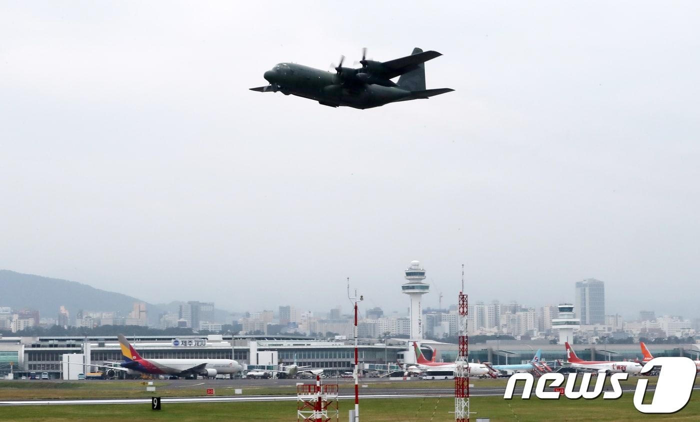 본문 이미지 - 11일 공군 수송기가 제주국제공항에서 북한에 보낼 제주 감귤을 싣고 평양을 향해 이륙하고 있다. 김의겸 청와대 대변인은 이날 "평양으로 보내는 귤은 9월 평양정상회담 때 북측이 송이버섯 2톤을 선물한 데 대한 감사의 표시로 남측이 답례하는 것"이라며 "귤은 모두 200톤으로 10kg 들이 상자 2만개에 담겼다"고 말했다.2018.11.11/뉴스1 ⓒ News1 이석형 기자