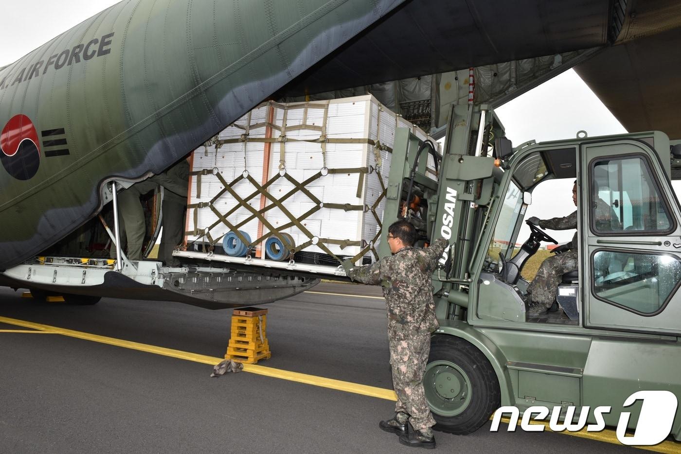 본문 이미지 - 제주공항에서 장병들이 북한에 보낼 제주산 감귤을 공군 C-130 수송기에 적재하고 있다.(자료사진) 2018.11.11 ⓒ 뉴스1