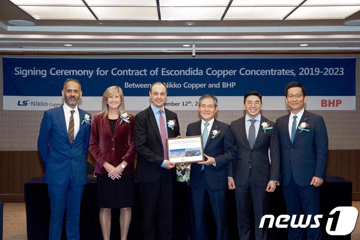 본문 이미지 - 12일 오전 열린 LS니코동제련과 BHP 사이의 동광석 장기구매 계약 조인식에서 비키 빈스 BHP 부사장(왼쪽 두번째부터), 다니엘 말척 BHP 사장, 도석구 LS니꼬동제련 사장, 구본혁 부사장이 기념사진을 촬영하고 있다. ⓒ News1