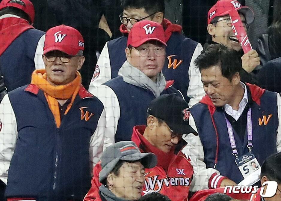 본문 이미지 - 최태원 SK 그룹 회장이 12일 오후 서울 송파구 잠실야구장에서 열린 2018 프로야구 신한은행 마이카 KBO 한국시리즈 6차전 두산 베어스와 SK 와이번스의 경기를 관전하고 있다. 2018.11.12/뉴스1 ⓒ News1 이재명 기자