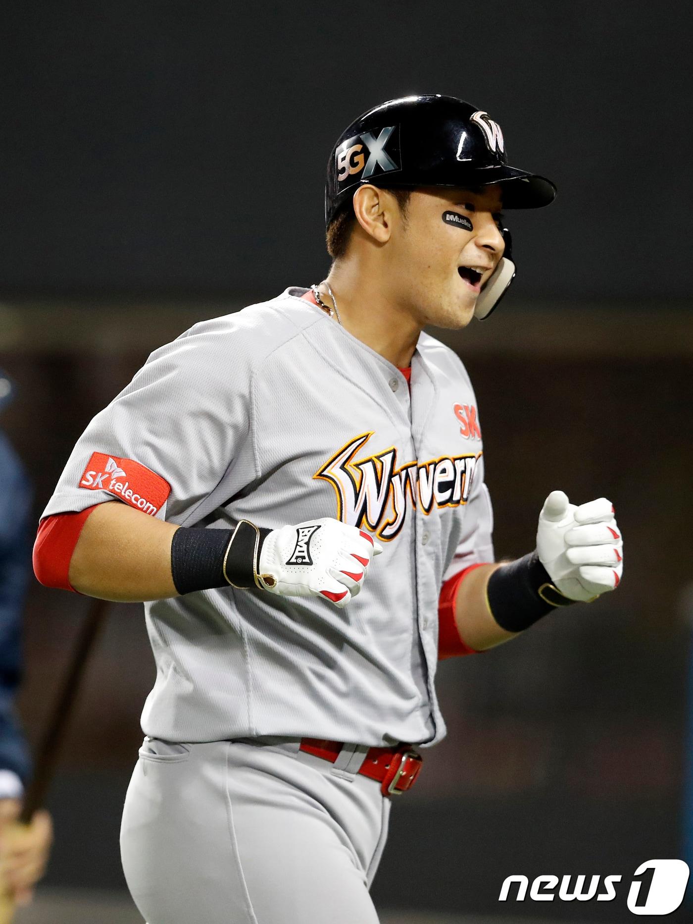 본문 이미지 - 최주환의 보상선수로 두산 베어스 유니폼을 입는 강승호. /뉴스1 ⓒ News1 이승배 기자