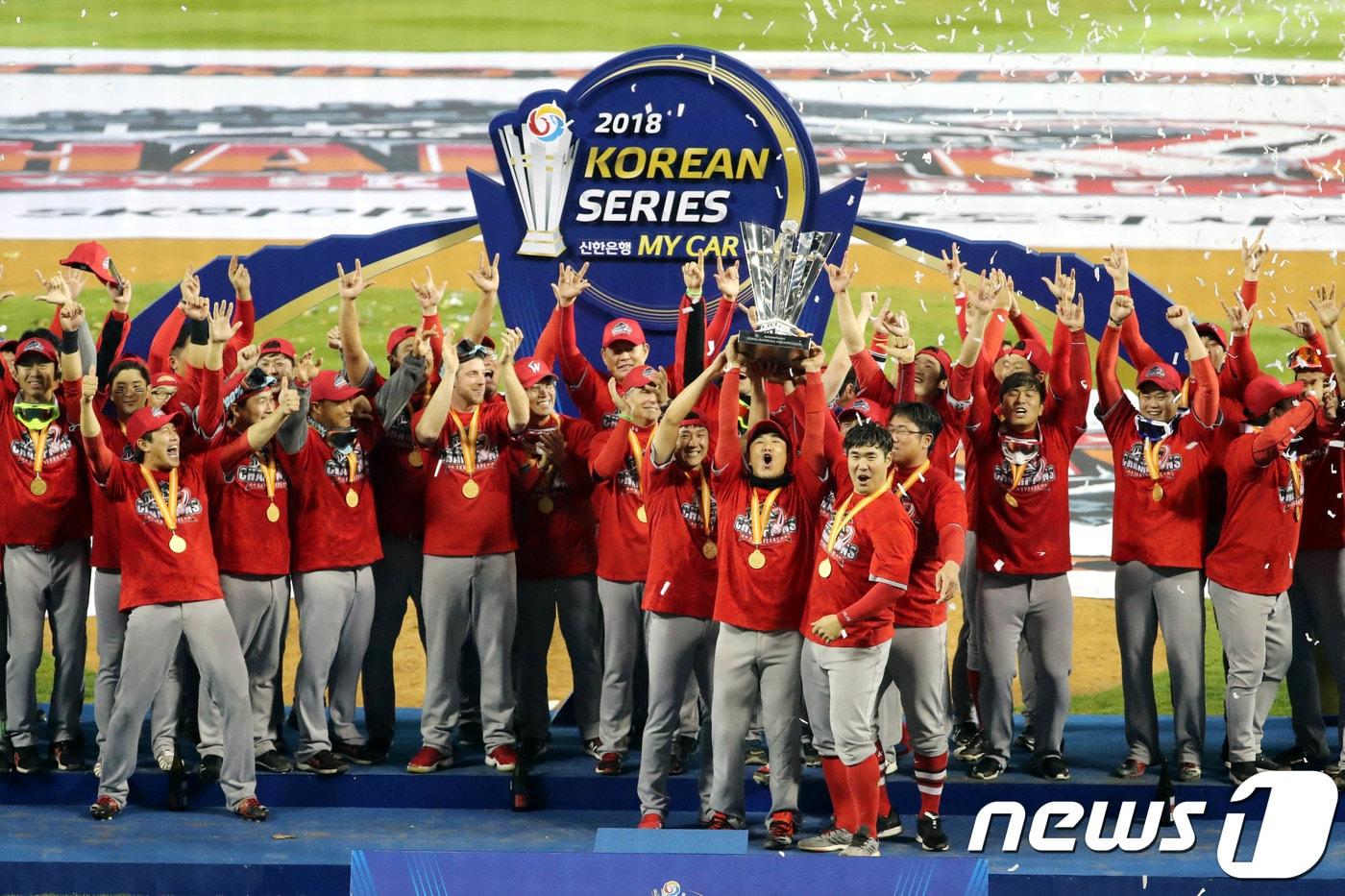 11월12일 서울 잠실야구장에서 열린 2018 프로야구 신한은행 마이카 KBO 한국시리즈 6차전 SK 와이번스와 두산 베어스의 경기에서 연장 13회 접전 끝에 5대 4로 두산에 승리하며 한국시리즈 우승을 차지한 SK 선수들이 우승트로피를 들어보이고 있다.2018.11.12/뉴스1 ⓒ News1 이광호 기자