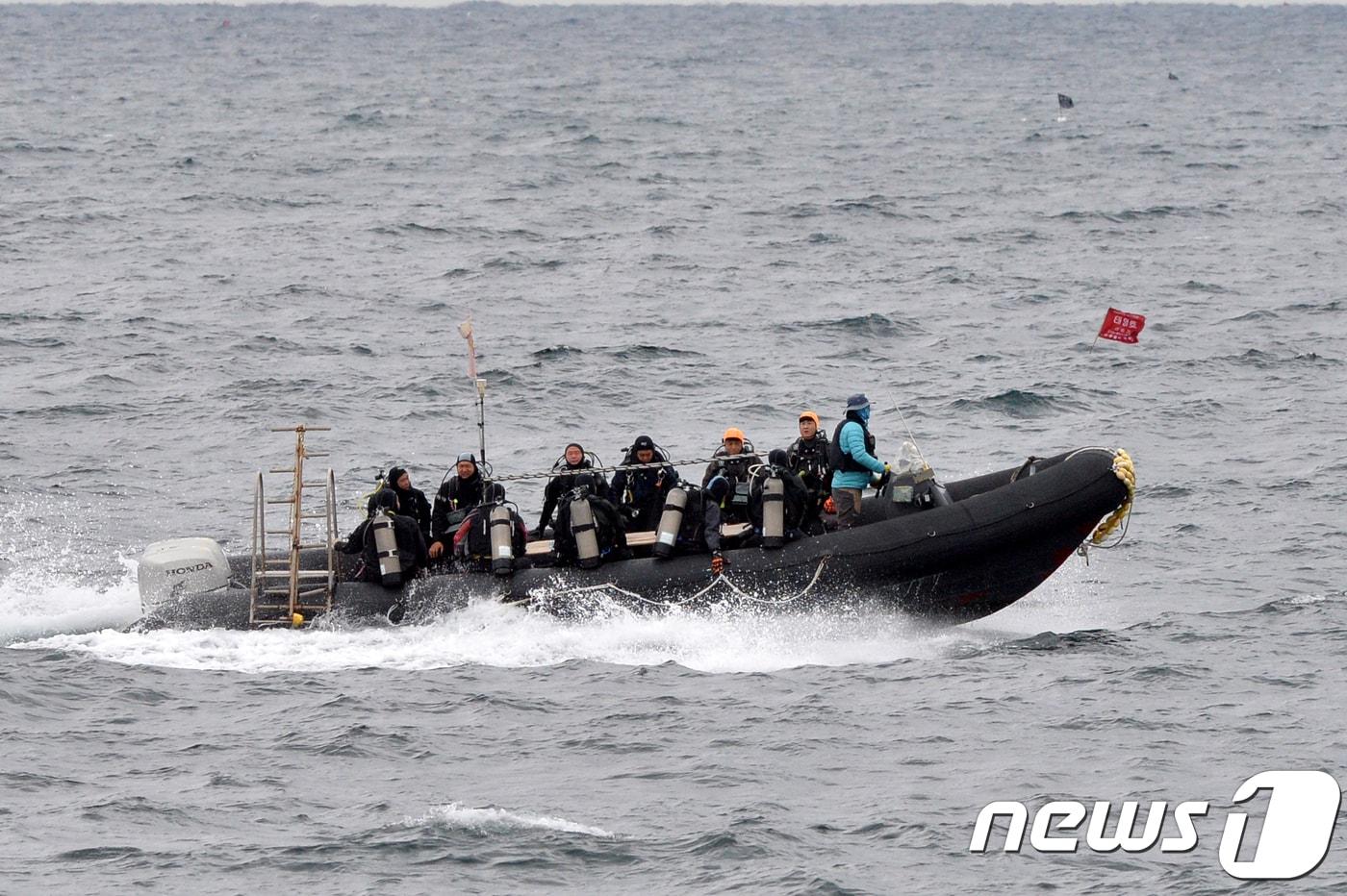 대한민국 특수임무유공자회 경북지부 회원들이 한국수산자원관리공단과 함께 울진군 평해읍 울진 시범바다목장 주변 수역에서 수중 폐기물과 불가사리 등 연안 바닷속 생태 환경 개선을 위해 바다목장으로 달려가고 있다.  (사진은 기사 내용과 관련 없음) ⓒ News1 최창호 기자