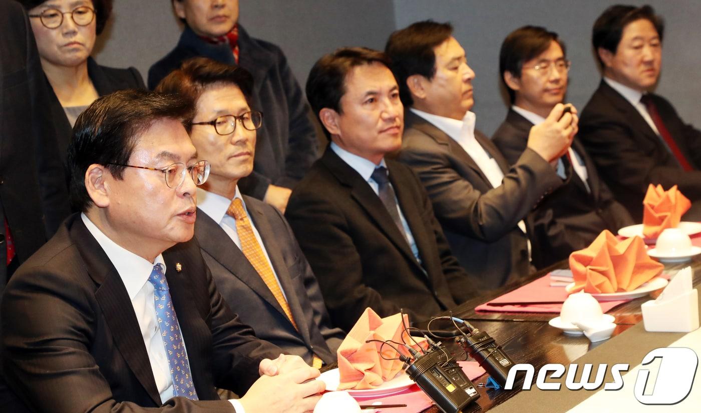 본문 이미지 -  13일 서울 여의도 켄싱턴호텔에서 열린 자유한국당재건비상행동 모임에서 모두발언을 하고 있는 정우택 (왼쪽) 의원. (자료사진)  /뉴스1 ⓒ News1