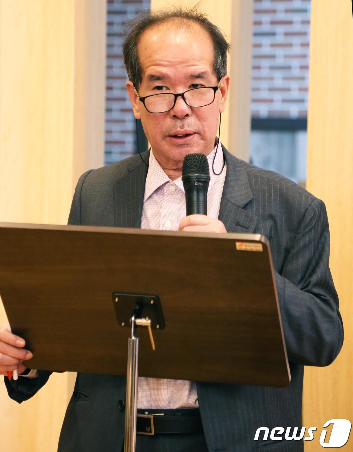 본문 이미지 - 13일 경북 구미시청에서 열린 구미시민단체 기자회견에서 김종길 지방분권운동구미본부 상임대표가 성명서를 읽고 있다. 김 대표는 "장세용 구미시장이 오로지 선거때 가까이 했던 사람들의 말만 듣고 있다＂고 비판했다. ⓒ News1 정우용 기자