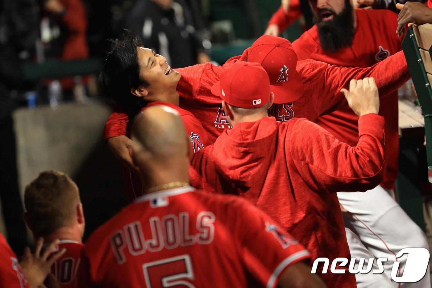 오타니 쇼헤이(24·LA 에인절스)가 메이저리그 데뷔 첫 홈런을 신고한 뒤 무시 세리머니를 펼치는 동료들에게 축하를 해달라는 동작을 취하고 있다. ⓒ AFP=News1