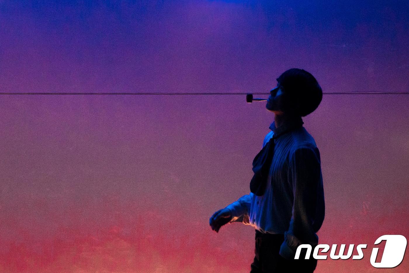 본문 이미지 - 배우 정동화가 13일 서울 대학로 TOM(티오엠)에서 열린 뮤지컬 '랭보' 프레스콜에서 프랑스의 천재시인 랭보를 연기하고 있다. 창작 뮤지컬 '랭보'는 프랑스의 천재시인 아르튀르 랭보(1854~1891)의 삶과 그의 시를 서정적인 노래에 담아낸 작품이며 2019년 1월13일까지 무대에 오른다. 2018.11.13/뉴스1 ⓒ News1 박정환 문화전문기자