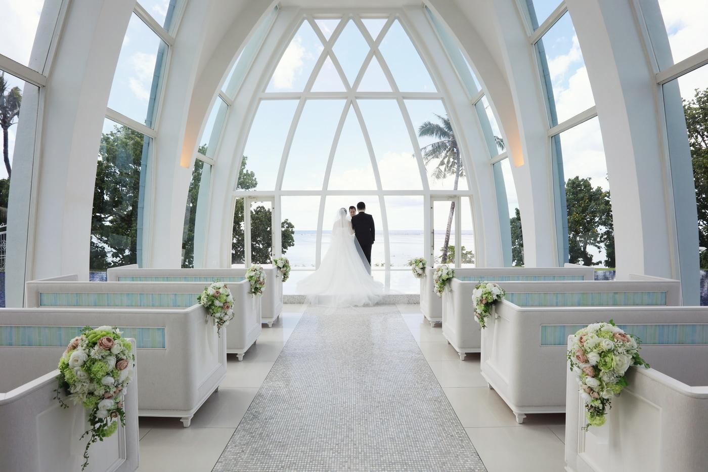 PIC 괌의 '레인보우 채플'에서 한 신랑·신부가 결혼식을 올리고 있다. (엠웨드앤허니문 제공) ⓒ News1