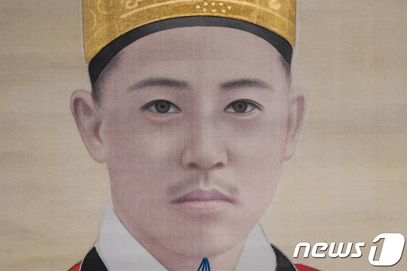 의친왕(1877-1955)의 둘째 아들인 홍영군 이우(1912-1945)의 초상화(부분)이 서울 중구 세종대로 국립현대미술관 덕수궁관에 전시돼 있다. 고종황제의 어진, 이우초상화 등 대한제국 궁중미술을 조명한 첫 기획전인 '대한제국의 미술 빛의 길을 꿈꾸다'전이 오는 15일부터 내년 2월6일까지 덕수궁관에서 열린다. 2018.11.14/뉴스1 ⓒ News1 박정환 문화전문기자