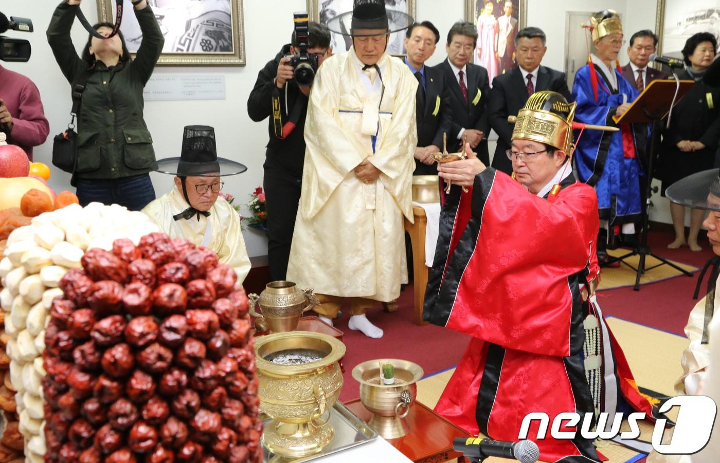 본문 이미지 - 14일 경북 구미시 故박정희 대통령 생가에서 열린 '박정희 대통령 탄생 101돌 숭모제'에서 백승주 한국당의원이 초헌관으로 제레를 올리고 있다.2018.11.14/뉴스1 ⓒ News1 정우용 기자